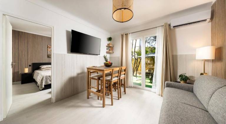 Charming holiday apartment with terrace & yard | Next to the beach | Suitable for remote work | Pets allowed in Menton