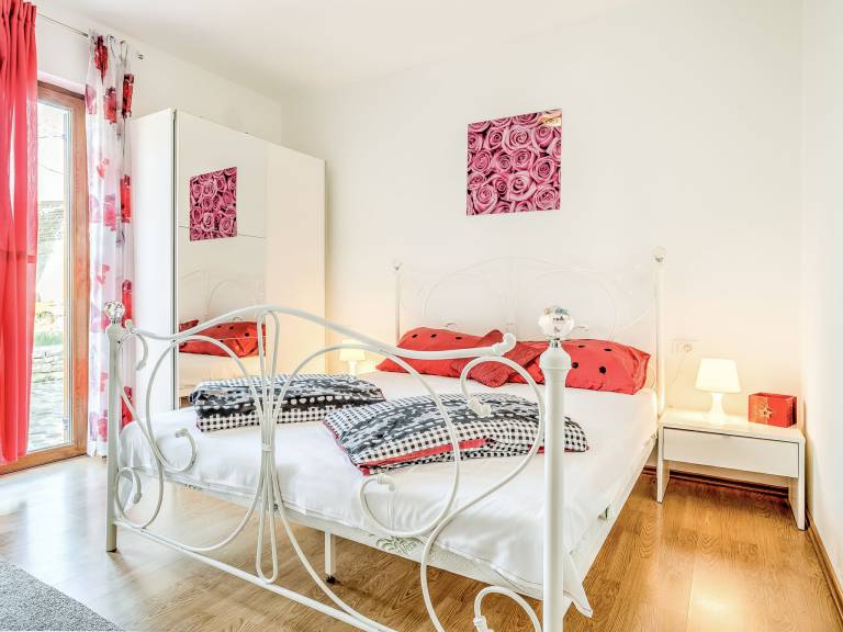 Fully equipped holiday apartment with barbeque, pool & yard | Pet-friendly — photo 4