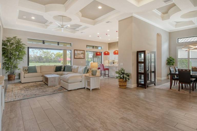Spacious and luxurious resort style home in Lakewood Ranch on the golf course — photo 2