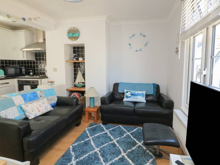 Cottage with garden — photo 4