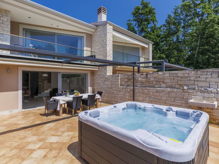 House with yard, BBQ & private pool | Sea view in Umag