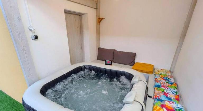 House with jacuzzi — photo 4