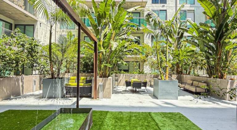 Apartment with pool — photo 4