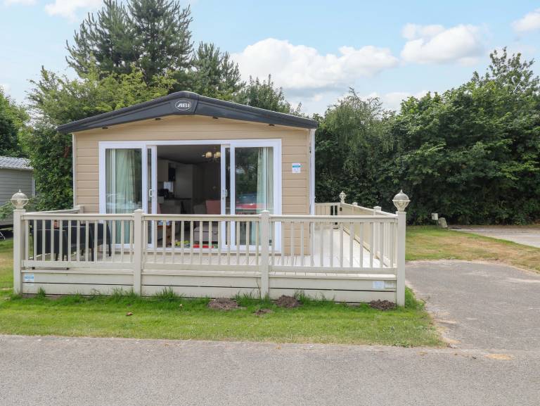 Cottage with garden — photo 2
