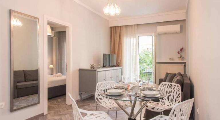 Holiday apartment with patio | Next to Yeni Mosque | Suitable for remote work in Thessaloniki