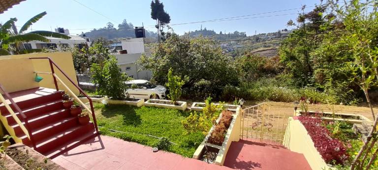 Bungalow with terrace & yard — photo 4