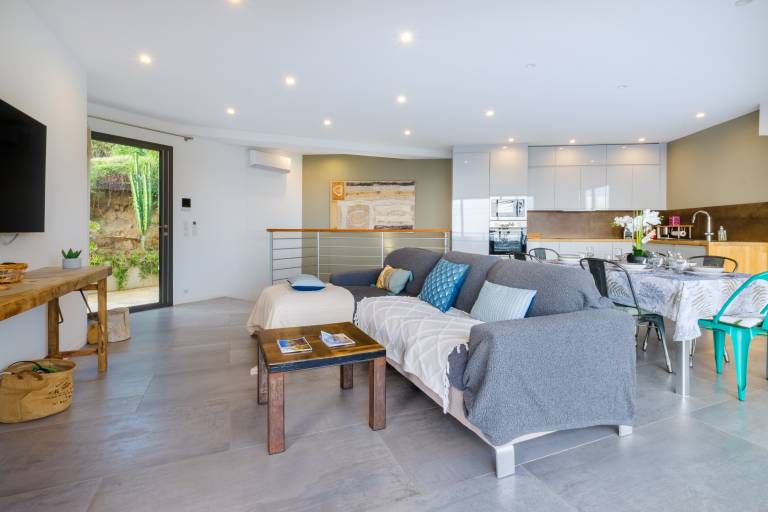 Contemporary villa with panoramic views over the bay of Cannes and private swimming pool. — photo 4