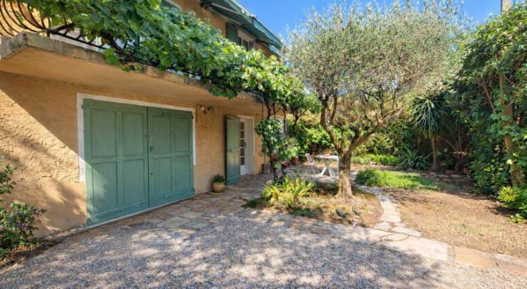 Le jardinet d'Emma avec jacuzzi pour une escapade romantique a Arles — photo 4