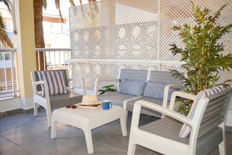 Family-friendly apartment with fast internet & terrace | Sea view | Next to the beach | Perfect for remote work | Pets are welcome — photo 2