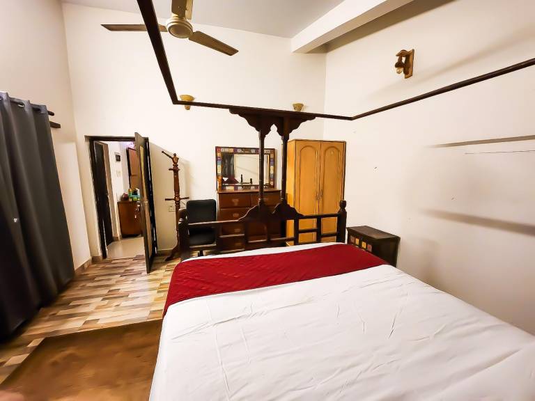 Villa with pool & yard in Anjuna
