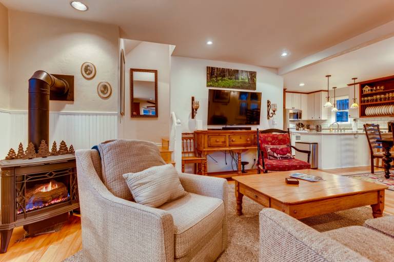 Chalet Montagne: Charming Pet-Friendly Home, Private Hot Tub, Walk to Main St — photo 3