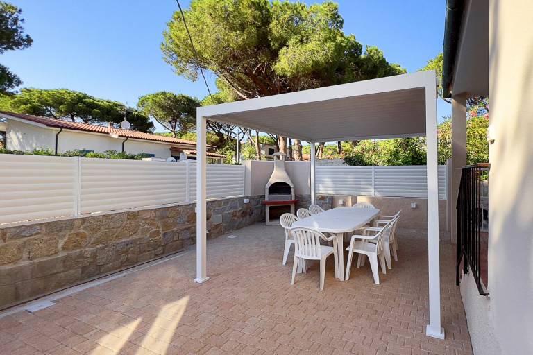 Family-oriented charming villa with BBQ & patio | Next to the beach | Pet-friendly — photo 3