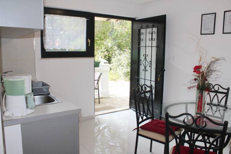 Apartment with terrace, BBQ & garden — photo 2