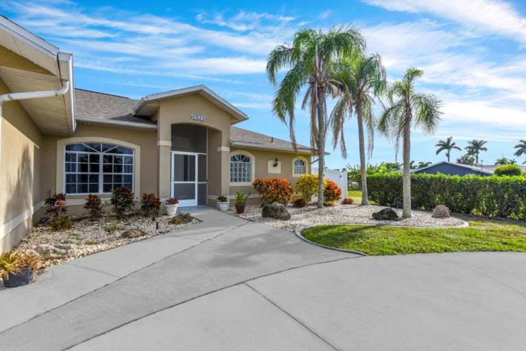 Family-friendly vacation home with hot tub, grill & private pool | Water view | Pets are welcome — photo 2