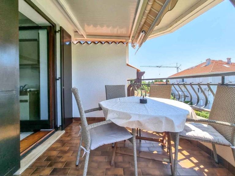 Holiday apartment with a nice balcony with table and chairs — photo 3