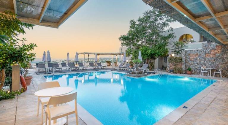 Lovely serviced apartment with yard, pool & terrace | Close to the beach | Pets allowed — photo 2