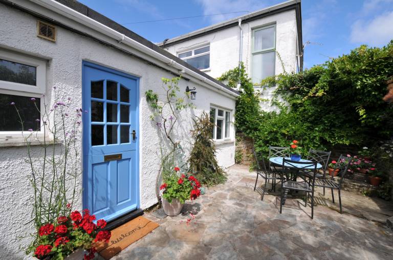 Cottage with yard | Beach view — photo 3