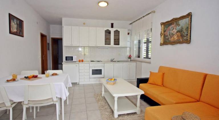 Holiday apartment with patio, barbecue & garden — photo 3