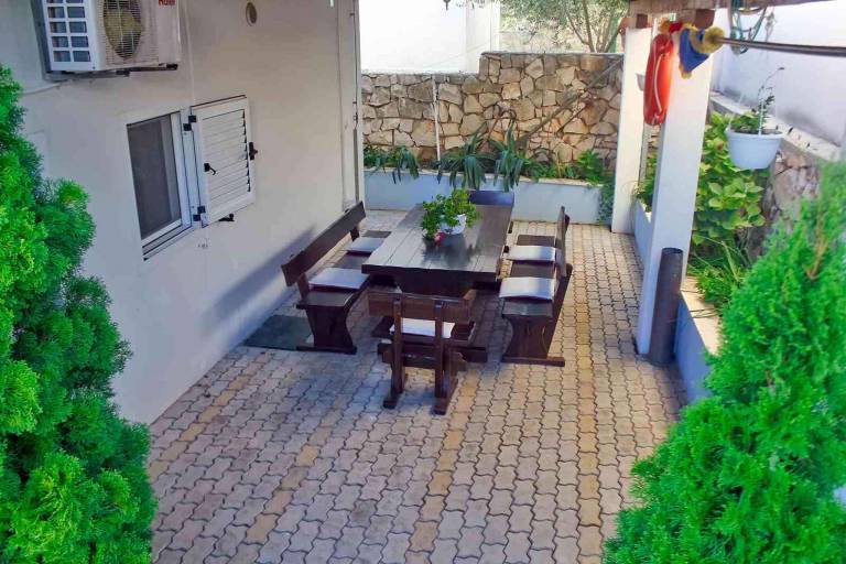 Holiday apartment with barbecue, yard & patio — photo 3