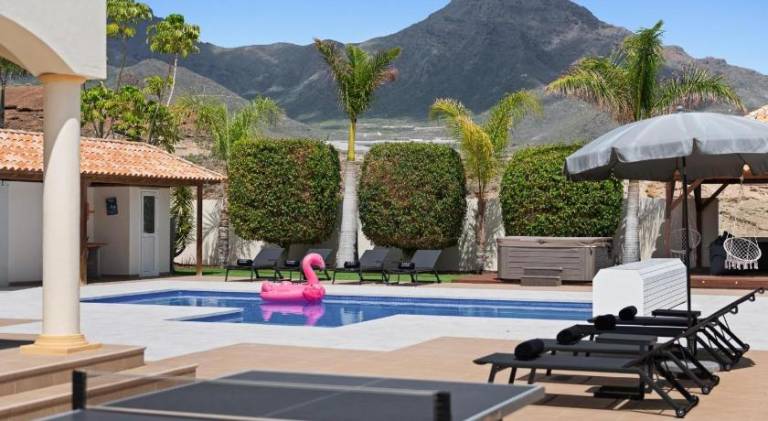 Fully equipped villa with private pool, terrace & hot tub | Suitable for remote work | Pets allowed — photo 2