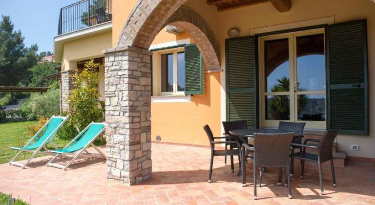 Apartment with yard, patio & barbeque — photo 5