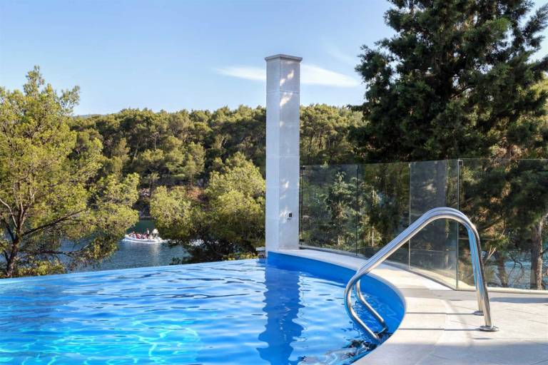 Villa with garden, heated pool & patio — photo 4