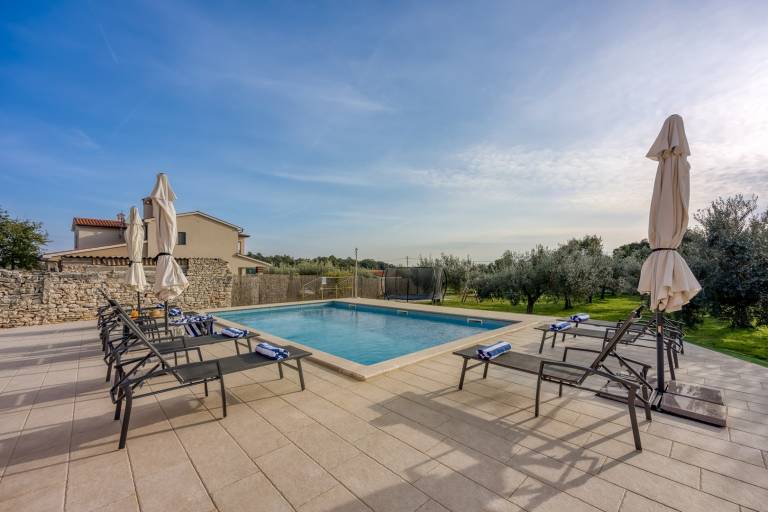 Villa with BBQ, private pool & patio — photo 4