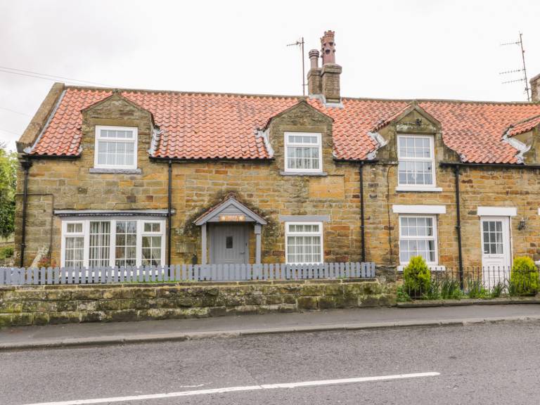 Family-friendly cottage with garden | Beach view | Pet-friendly in Scarborough