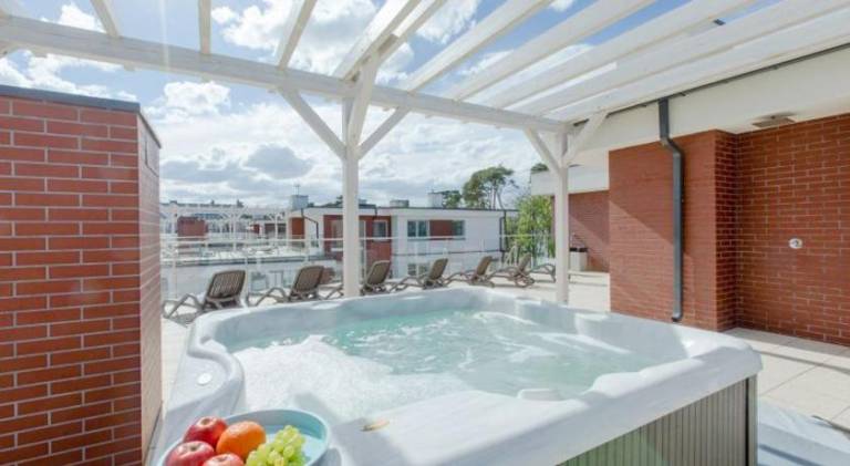 Apartment with jacuzzi — photo 3