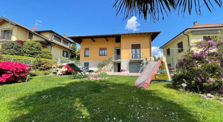 Vacation home with yard | Pet-friendly in Arona