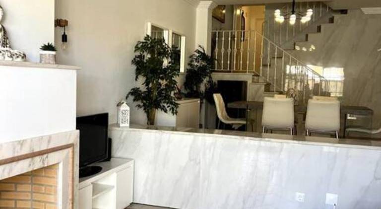 Vacation home with pool — photo 4