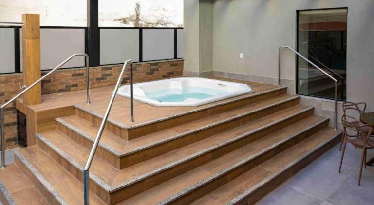 Serviced apartment with sauna, pool & patio — photo 5