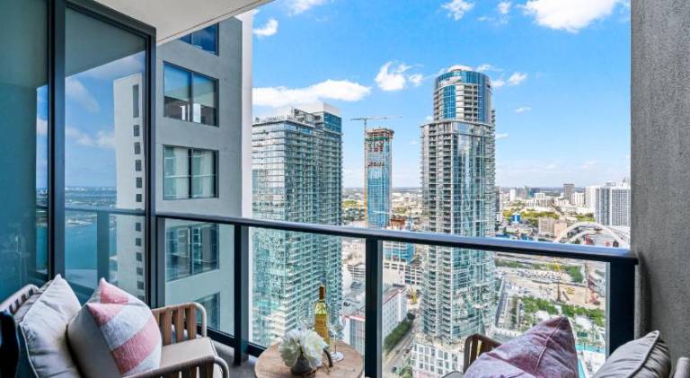 Holiday apartment with pool & jacuzzi | Close to Bayside Marketplace — photo 4