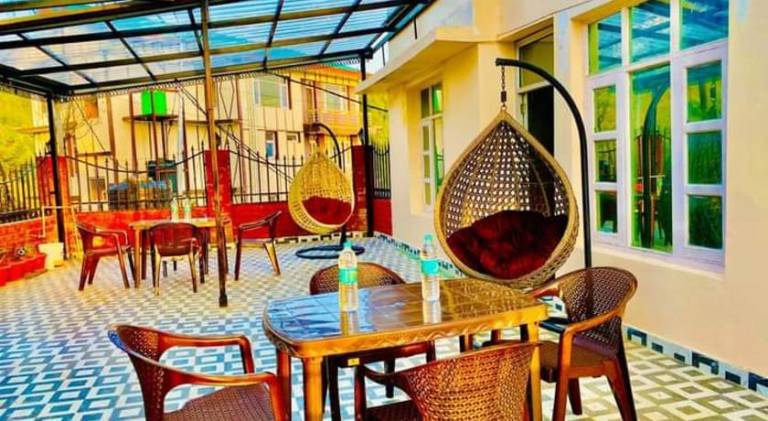 Stayenest Mashobra with balcony view — photo 5