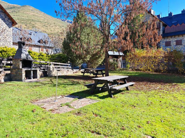 Beautiful apartment with yard, pool & BBQ | Dogs allowed — photo 3