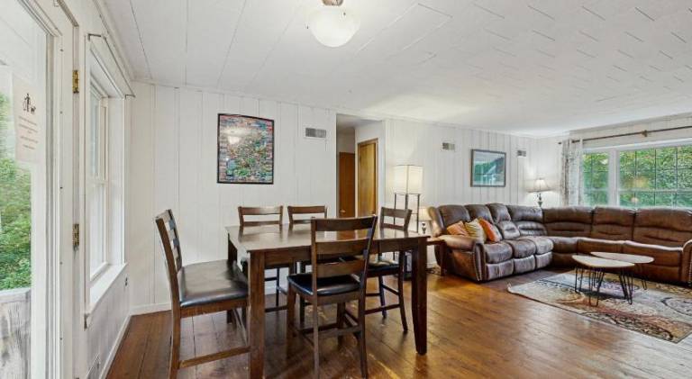 Spacious vacation home | Pets allowed — photo 3