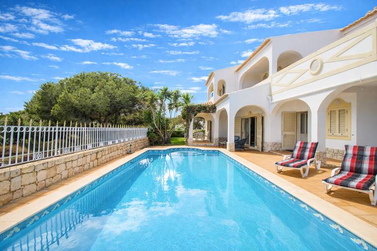 Villa with yard, barbecue & private pool in Albufeira