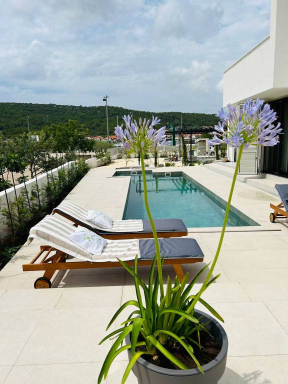 Villa with yard, grill & private pool in Sibenik