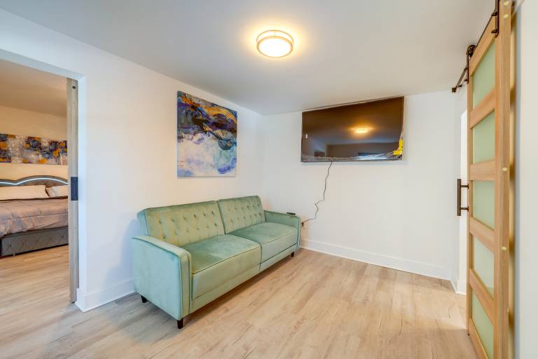 Explore New River Gorge High End Hinton Retreat