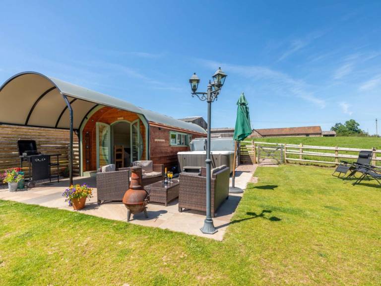 Camping suite with hot tub & garden | Water view — photo 2
