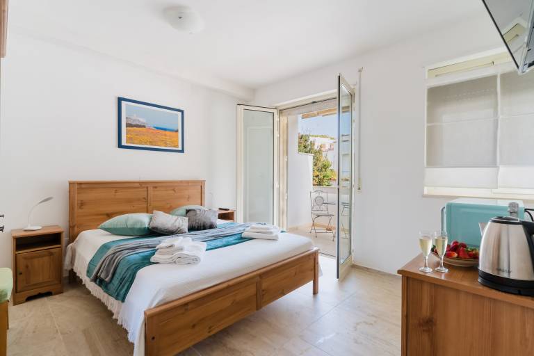Private room with fast internet & patio | City view | Next to the beach | Pet-friendly in Otranto