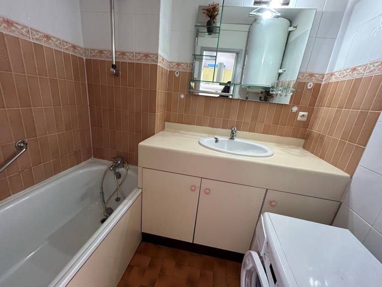 4-Person Apartment with Balcony & Parking Near Beach — photo 4