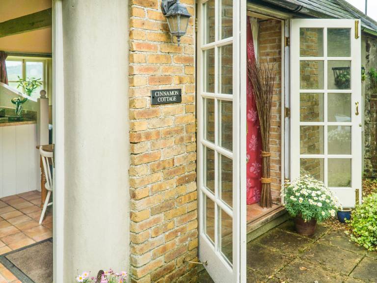 Cottage with yard & patio — photo 2