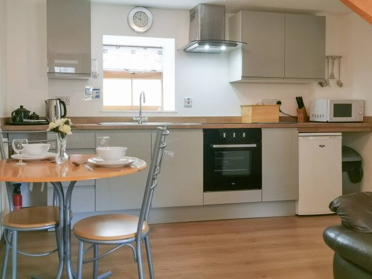 Family-friendly beautiful cottage with jacuzzi, yard & barbeque | Dogs allowed — photo 4