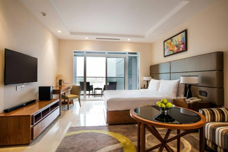 Serviced apartment with terrace & pool | Perfect for remote work — photo 2