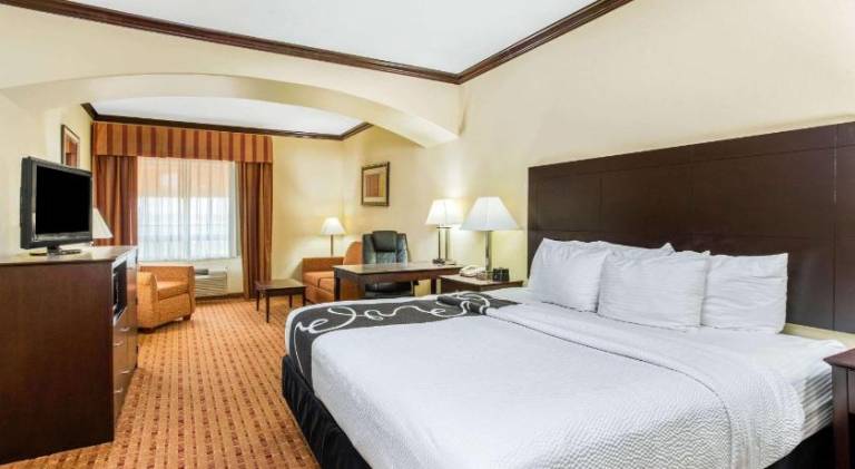 La Quinta Inn & Suites by Wyndham Ennis — photo 2