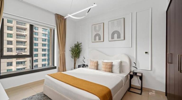 Fully equipped holiday apartment with pool, garden & barbeque | Near Burj Khalifa | Perfect for remote work | Pets allowed — photo 2
