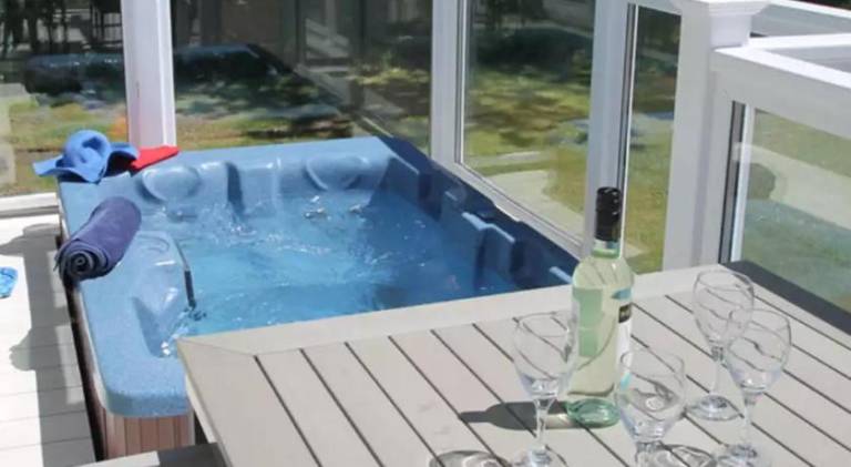 Oakdene 3 Bedroom Signature Lodge with Hot Tub in Ringwood