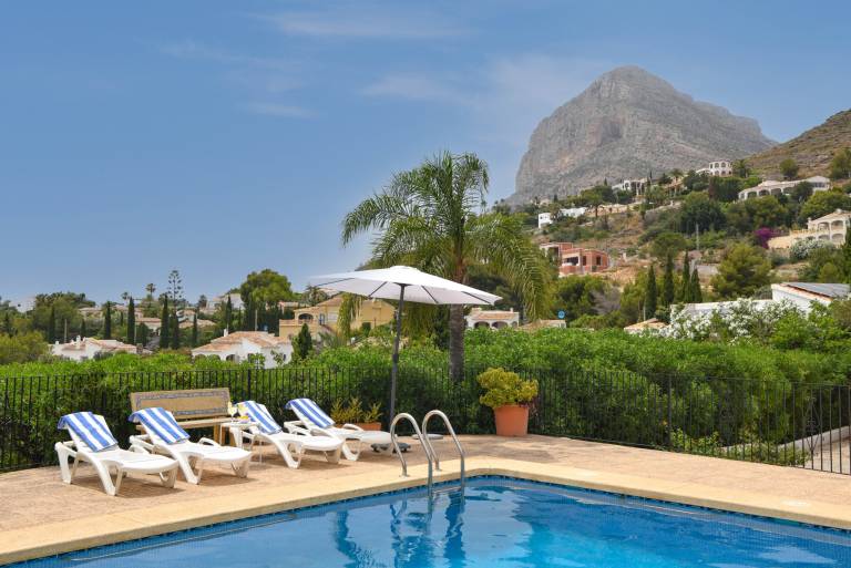 Family-friendly villa with barbecue, private pool & yard | Water view | Pet-friendly in Alicante