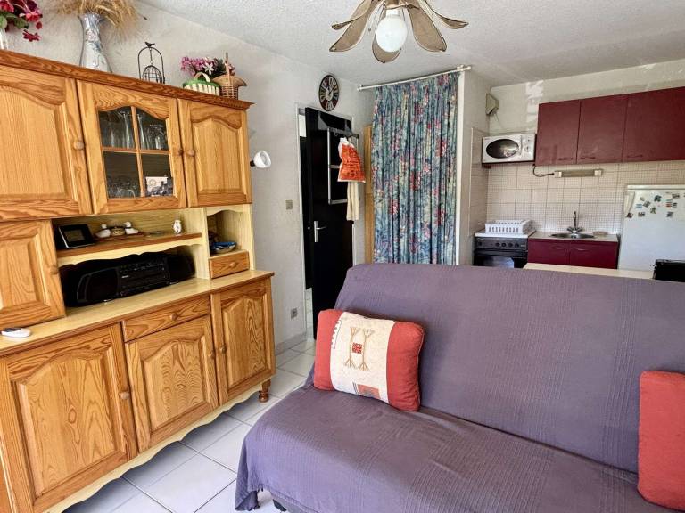 Seaside Apartment with Pool, 100m from Beach – Sleeps 4, Pet Friendly, Parking Included — photo 4